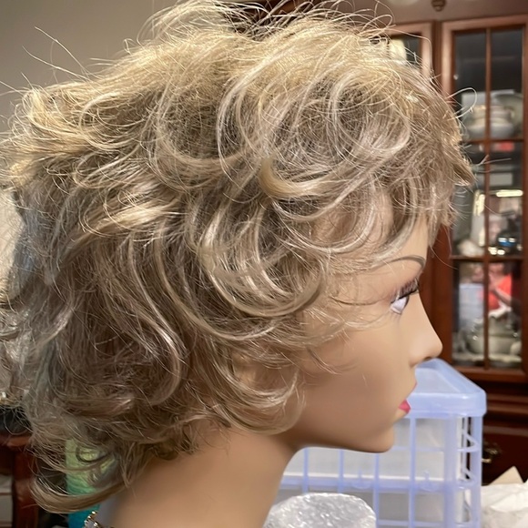 TWC Basics Wig, Light Brown with Blonde Highlights. New never used - Picture 3 of 8